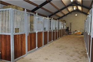paardenstal met luxe binnenboxen